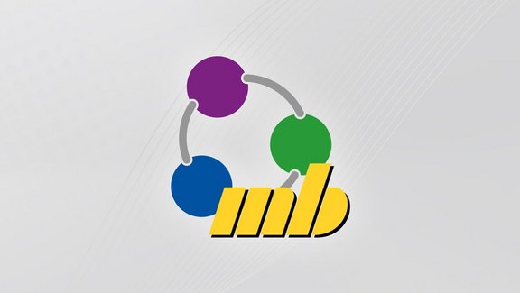 ProjektManager-Logo 16-9 Das ProjektManager Logo besteht aus drei kreisförmig angeordneten Kugeln in blau, violett und grün, die durch einen grauen Kreis miteinander verbunden sind. Ergänzt wird dieser "Dreiklang" durch die gelben Buchstaben "m" und "b". Hier ist das Logo auf einem rechteckigen grauen Hintergrund dargestellt.